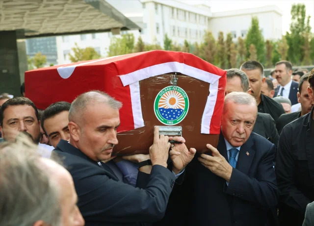 Cumhurbaşkanı Erdoğan, Başdanışmanı Hamdi Kılıç'ın Cenazesine Katılırken Duygulandı