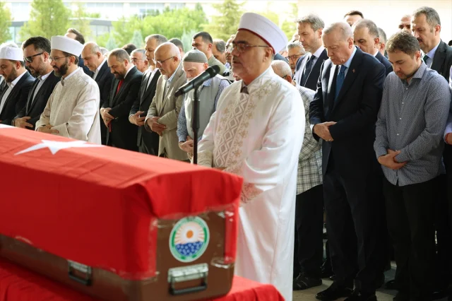 Cumhurbaşkanı Erdoğan, Başdanışmanı Hamdi Kılıç'ın Cenazesine Katılırken Duygulandı
