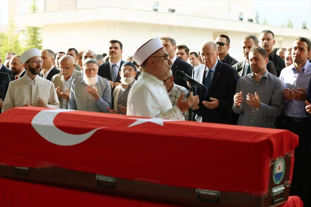 Cumhurbaşkanı Erdoğan, Başdanışmanı Hamdi Kılıç'ın Cenazesine Katılırken Duygulandı