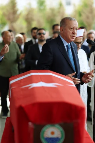 Cumhurbaşkanı Erdoğan, Başdanışmanı Hamdi Kılıç'ın Cenazesine Katılırken Duygulandı