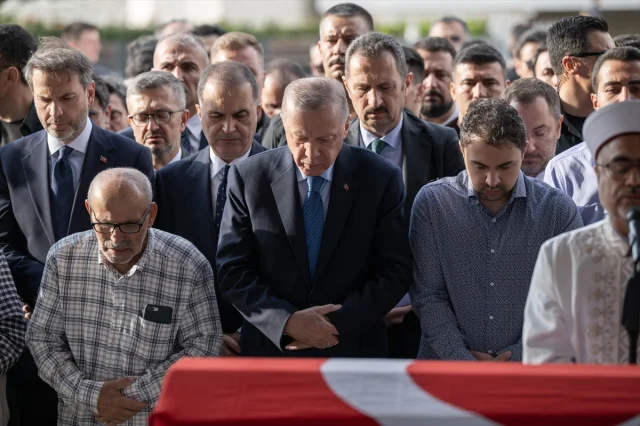 Cumhurbaşkanı Erdoğan, Başdanışmanı Hamdi Kılıç'ın Cenazesine Katılırken Duygulandı
