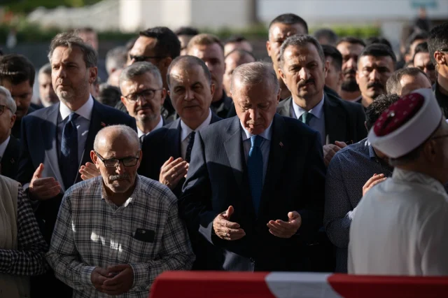 Cumhurbaşkanı Erdoğan, Başdanışmanı Hamdi Kılıç'ın Cenazesine Katılırken Duygulandı