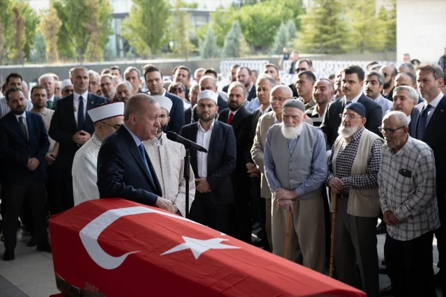 Cumhurbaşkanı Erdoğan, Başdanışmanı Hamdi Kılıç'ın Cenazesine Katılırken Duygulandı