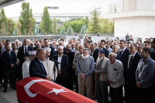 Cumhurbaşkanı Erdoğan, Başdanışmanı Hamdi Kılıç'ın Cenazesine Katılırken Duygulandı