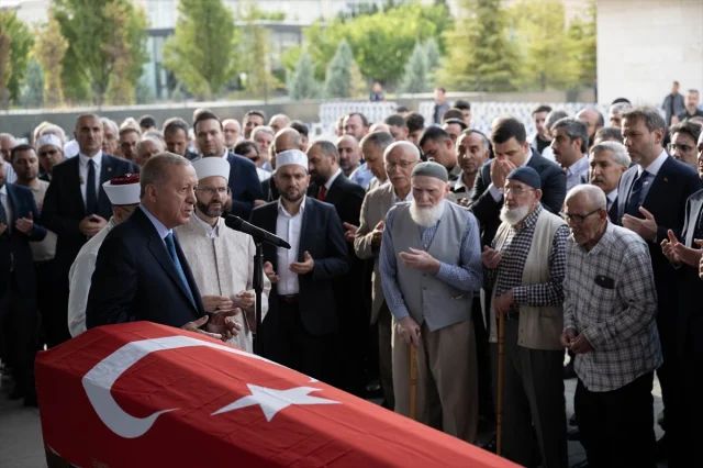 Cumhurbaşkanı Erdoğan, Başdanışmanı Hamdi Kılıç'ın Cenazesine Katılırken Duygulandı