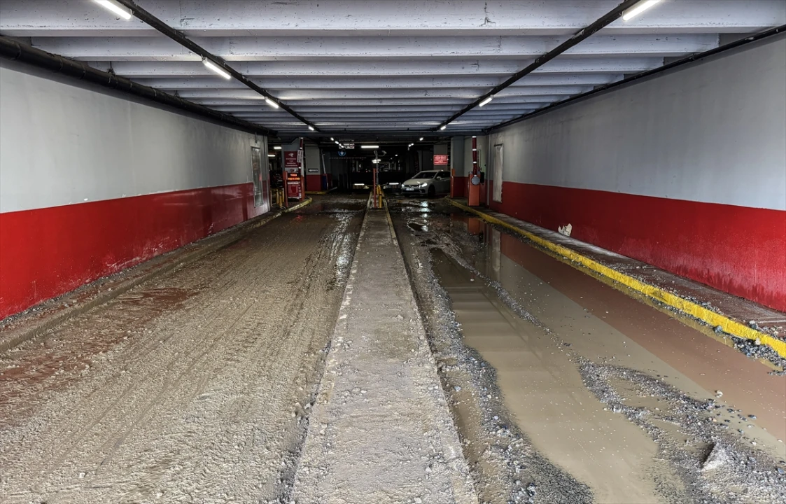 Kadıköy'de Patlayan Su Borusu Kentte Kaosa Neden Oldu: Bölge Sular Altında