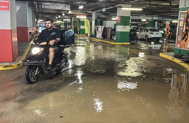 Kadıköy'de Patlayan Su Borusu Kentte Kaosa Neden Oldu: Bölge Sular Altında