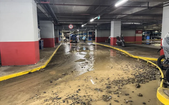 Kadıköy'de Patlayan Su Borusu Kentte Kaosa Neden Oldu: Bölge Sular Altında