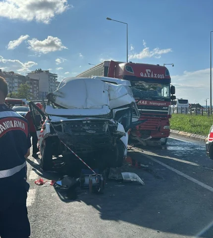 Trabzon'da Trafik Kazası Panik Yarattı: 14 Kişi Yaralandı