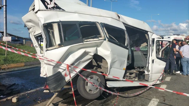 Trabzon'da Trafik Kazası Panik Yarattı: 14 Kişi Yaralandı
