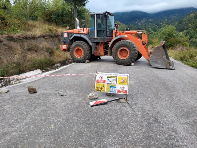 Kastamonu'da Heyelan Köy Yollarını Kapattı: Ekipler Seferber Oldu