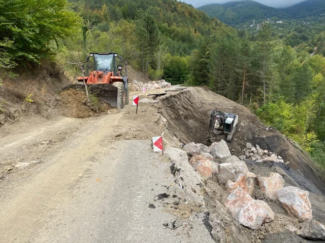 Kastamonu'da Heyelan Köy Yollarını Kapattı: Ekipler Seferber Oldu