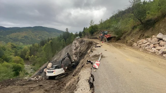 Kastamonu'da Heyelan Köy Yollarını Kapattı: Ekipler Seferber Oldu
