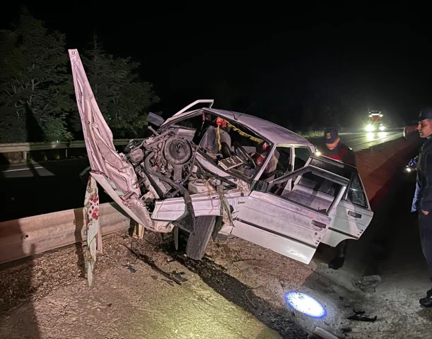 Afyonkarahisar'da Feci Kaza! Refüje Çarpan Araçta 5 Çocuk Ya...