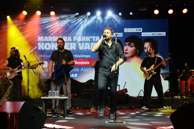 Efsane İsimler İstanbul'da Coşkulu Konserle Buluştu