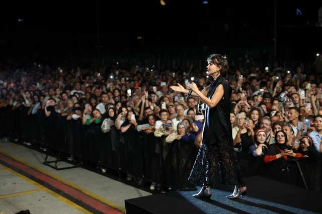 Efsane İsimler İstanbul'da Coşkulu Konserle Buluştu