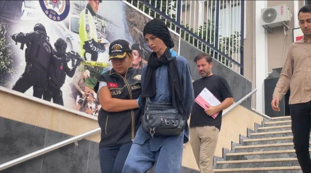 Fatih'te Turistin Cüzdanını Çalan Yankesici Yakalandı Dikkat...