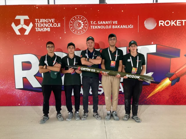 TEKNOFEST'teki Sürpriz Başarı: Lise Öğrencileri Kendi Roketl...