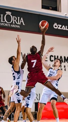 Antalya'nın Basketbol Arenasında Nefes Kesen Rekabet
