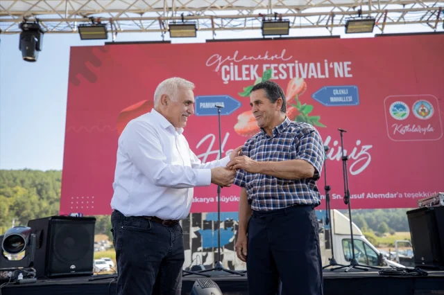 Sakarya'da Çilek Festivali Coşku Dolu Anlara Sahne Oldu