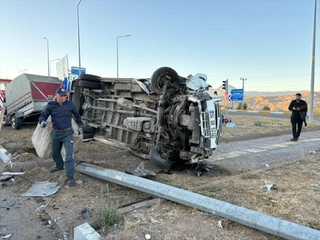 Sivas'ta Korkutan Kaza: Minibüs ve Otomobil Çarpıştı, 15 Yaralı