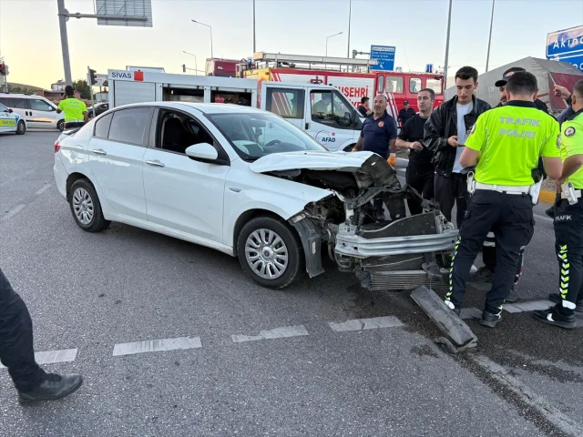Sivas'ta Korkutan Kaza: Minibüs ve Otomobil Çarpıştı, 15 Yaralı