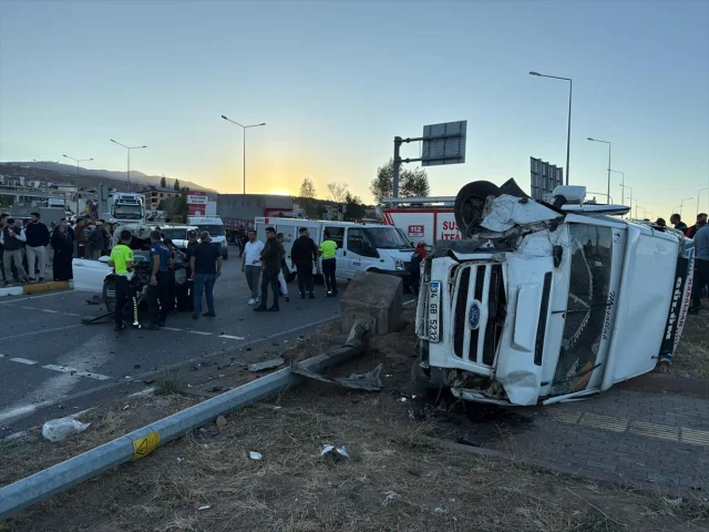 Sivas'ta Korkutan Kaza: Minibüs ve Otomobil Çarpıştı, 15 Yaralı