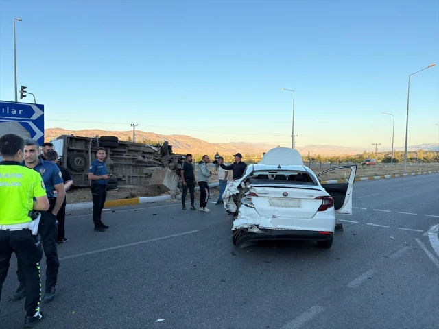 Sivas'ta Korkutan Kaza: Minibüs ve Otomobil Çarpıştı, 15 Yaralı