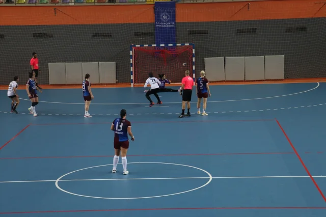 Hentbolda Nefes Kesen Mücadele Üsküdar Belediyespor'un