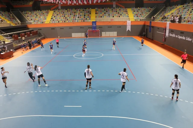 Hentbolda Nefes Kesen Mücadele Üsküdar Belediyespor'un