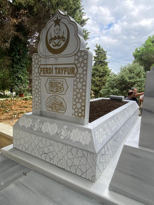 Devlet Bahçeli'den Ferdi Tayfur'a Anlamlı Jest