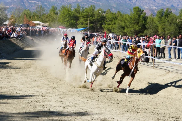 Osmancık'ta Nefes Kesen Rahvan At Yarışları Heyecanı