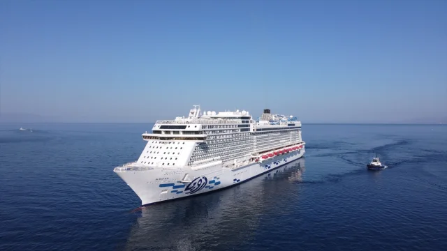 Kuşadası'nın Kruvaziyer Bereketi: Limana Turist Akını