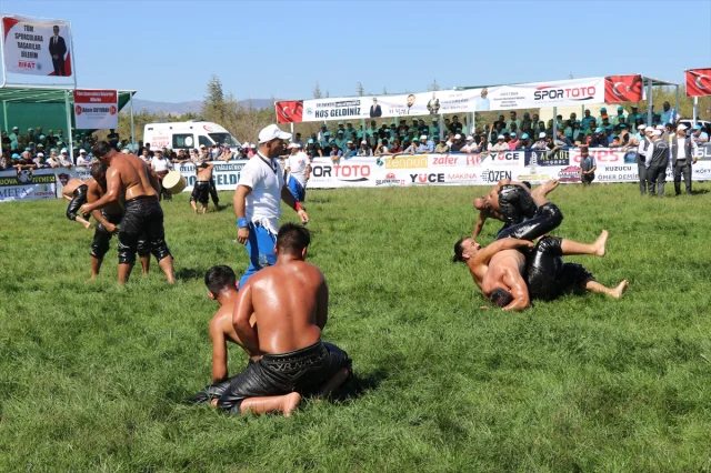 Amasya’daki Yağlı Güreş Festivalinde Nefes Kesen Mücadele