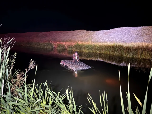 Erzurum'da Kaza Sonrası Nehre Düşen Aracın Üzerinde Korku Do...