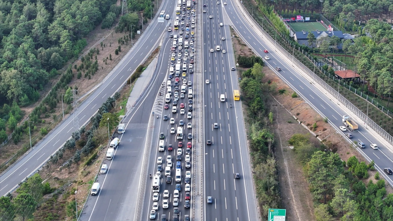 İstanbul Trafiği Haftanın İlk Gününü Kilitledi