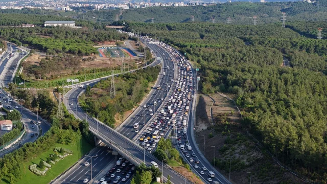 İstanbul Trafiği Haftanın İlk Gününü Kilitledi