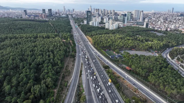 İstanbul Trafiği Haftanın İlk Gününü Kilitledi