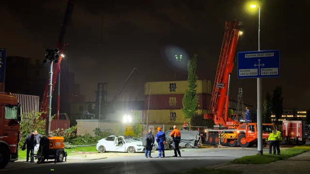 Hollanda Fırtınaya Teslim Oldu: Devrilen Ağaçlar ve Konteynerler