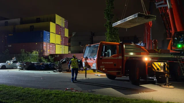 Hollanda Fırtınaya Teslim Oldu: Devrilen Ağaçlar ve Konteynerler