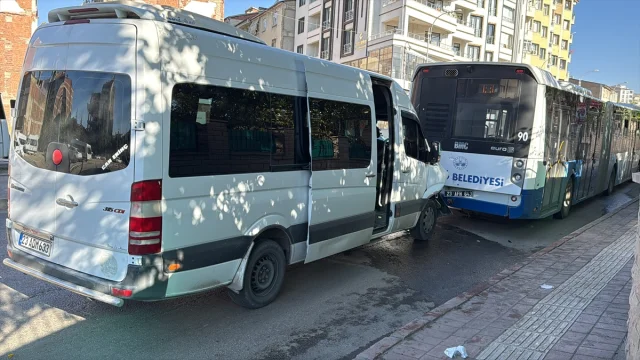 Elazığ'da Trafik Kazası Şok Etti: Minibüs ve Otobüs Çarpıştı