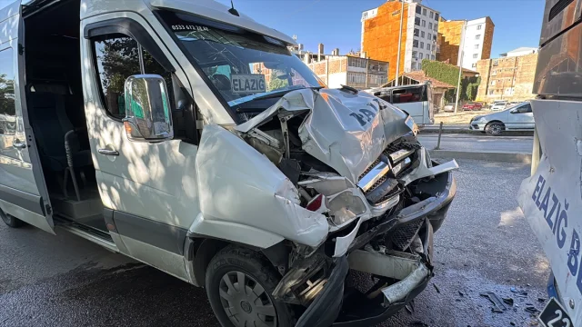 Elazığ'da Trafik Kazası Şok Etti: Minibüs ve Otobüs Çarpıştı