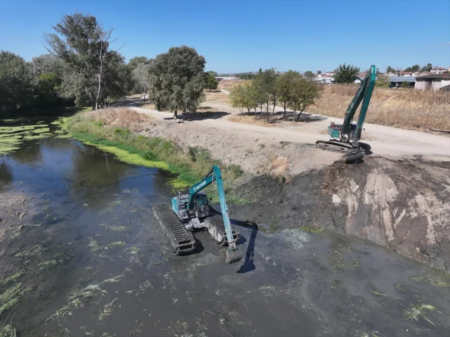 Tunca Nehri'nin Yatağı İsyanda! Temizlik Başladı