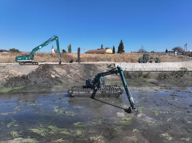 Tunca Nehri'nin Yatağı İsyanda! Temizlik Başladı