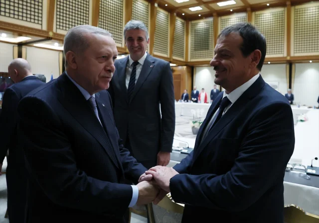 Efsane Karşılama Cumhurbaşkanı Erdoğan Voleybol Mililerimizi Ağırladı