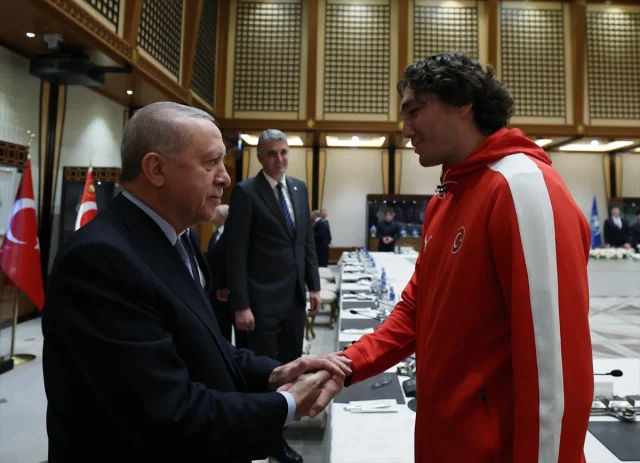 Efsane Karşılama Cumhurbaşkanı Erdoğan Voleybol Mililerimizi Ağırladı