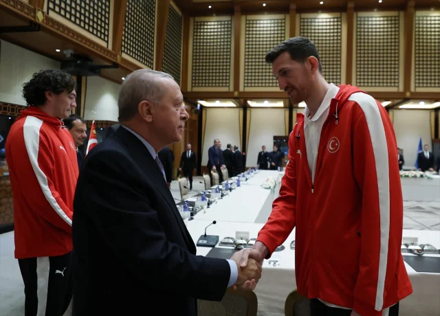 Efsane Karşılama Cumhurbaşkanı Erdoğan Voleybol Mililerimizi Ağırladı