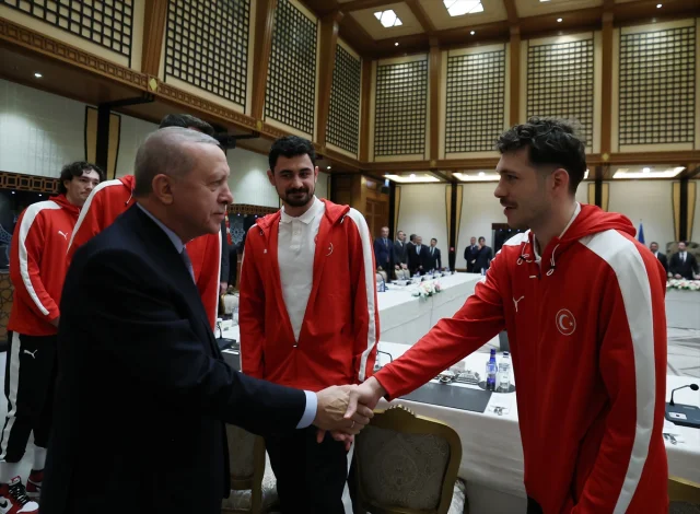 Efsane Karşılama Cumhurbaşkanı Erdoğan Voleybol Mililerimizi Ağırladı