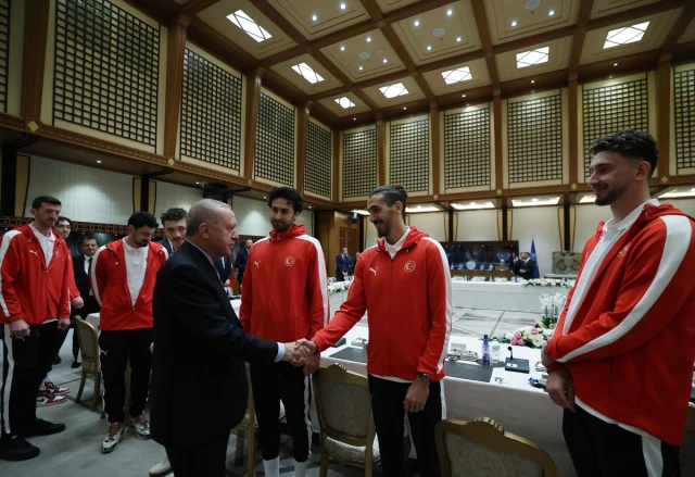 Efsane Karşılama Cumhurbaşkanı Erdoğan Voleybol Mililerimizi Ağırladı