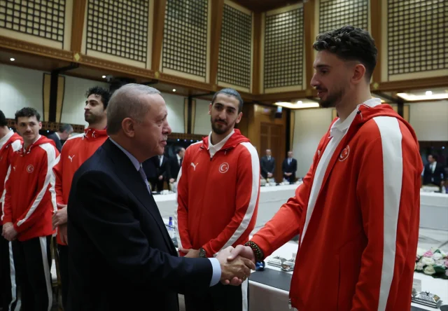 Efsane Karşılama Cumhurbaşkanı Erdoğan Voleybol Mililerimizi Ağırladı